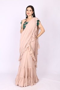 Parfait pour toutes les occasions et facile à porter. Saree à volants prêt-à-porter avec des perles et des broderies sur la blouse. - Product Image 6