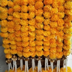Guirlande décorative de fleurs artificielles de souci jaunes et oranges vives avec élégantes gouttes de perles blanches et perles dorées - Product Image 1