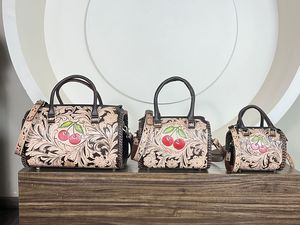 Bolso de Viaje de Cuero Genuino de Gran Capacidad, Estilo Vaquero, con Asa Superior y Correa Cruzada, Diseño Floral Grabado a Mano - Product Image 6