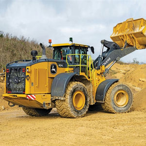 Chargeuse sur pneus John Deere 4x4 de qualité supérieure, durable, hydraulique, pour l'aménagement paysager, les travaux routiers et la manutention de matériaux - Product Image 1