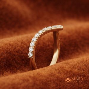 Anillo de compromiso de moissanita en forma de V chapado en oro de 18 quilates, joyería nupcial de moissanita y diamantes para mujer, lujo estadounidense - Product Image 2