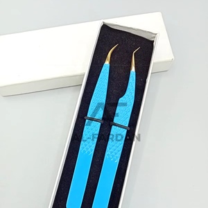 Pince à cils bleu ciel, courbée à 45 degrés, en acier inoxydable, avec pointe en fibre et embouts dorés, livrée avec boîtes magnétiques - Product Image 1