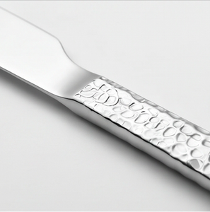 Ensemble de couverts en argent texturé martelé avec fourchette, cuillère et couteau pour la maison, les restaurants, les hôtels et les événements. - Product Image 2