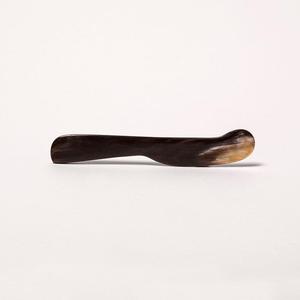 Couteau à fromage en corne de buffle naturel poli, idéal pour la découpe de gâteaux, parfait pour les mariages, les fêtes, l'hôtellerie, la restauration et comme cadeau. - Product Image 4