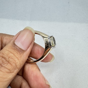 Anillo de Sello de Dos Tonos en Oro de 14K y Platino PT950 con Diamante de Laboratorio de 4.50CT Corte Cojín y Piedras Laterales Princesa - Product Image 5