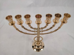 Bougeoir en métal Menorah à 7 bras artisanal d'Inde pour les activités religieuses de Noël disponible en vente en gros - Product Image 3