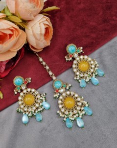 Collier Kundan en pierre ronde non taillée avec boucles d'oreilles et mangtika assortis, bijoux de créateur plaqués or antique, fabricant de bijoux. - Product Image 3