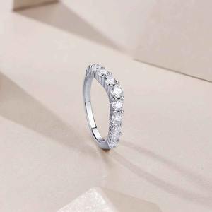 Bague d'éternité en argent de qualité supérieure avec diamants Moissanite, idéale pour un mariage ou un cadeau d'anniversaire, disponible à prix d'exportation - Product Image 4