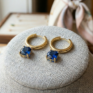 Petites boucles d'oreilles créoles avec pierre bleue Hydro Cushion 10 mm en argent sterling 925 plaqué or 18 carats, bijoux élégants et tendance - Product Image 4