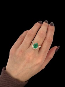 Bague en or émeraude verte avec halo de diamants, style chaîne tendance, bijou de créateur, pierre verte taille émeraude - Product Image 3