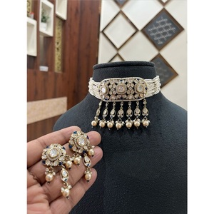 Deslumbrante conjunto de collar y aretes con perlas de moissanita de calidad premium con acabado dorado, ideal para bodas, colección para mujer. - Product Image 1