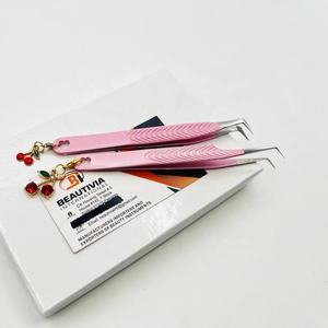 Pinzas para Extensión de Pestañas de 90 Grados, Delgadas y con Volumen, Logotipo Grabado Personalizado, Acero Sostenible, Pinzas de Belleza con Encanto de Cereza - Product Image 3