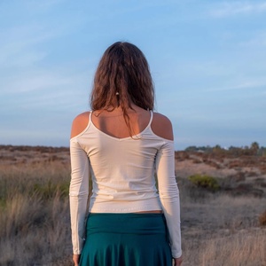 Haut à manches longues avec épaules découpées, style bohème elfe, design fluide et léger, parfait pour les festivals ou le quotidien - Product Image 4