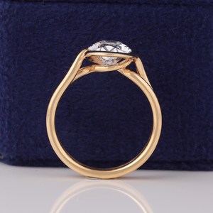 Bague de fiançailles en or jaune 14 carats avec diamant solitaire de laboratoire de 1,5 carat, certifié IGI, taille ovale VVS, diamant synthétique - Product Image 3