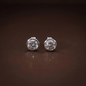 Pendientes Solitarios con Diamantes Creados en Laboratorio, Engaste de Bisel, 1.55 Quilates de Peso Total, Diamantes de Corte Redondo Certificados F-G VVS-VS - Product Image 1