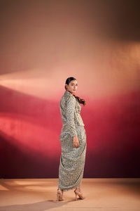 ชุดเสื้อผ้าสำหรับงานปาร์ตี้ ดีไซน์เก๋ไก๋ทันสมัย ประกอบด้วยเสื้อท่อนบนเย็บต่อชั้นๆ และกางเกงทรงสวยเก๋  ชุดผ้าไหมทัสซาร์สุดหรูสำหรับผู้หญิง ลวดลายโบโฮ แซนสคริต - Product Image 6