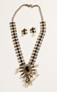 ชุดสร้อยคอแบบโบราณเคลือบออกซิไดซ์ ประดับด้วยหินสีดำและต่างหูมุกแบบห้อย - Product Image 2