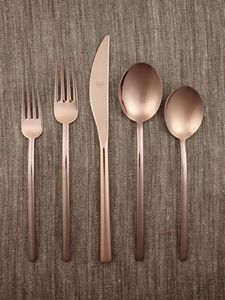 Juego de Cubiertos Minimalistas Dorados con Acabado Mate Suave para una Mesa de Estilo Escandinavo - Product Image 3