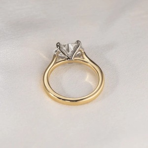 Anillo de Compromiso Solitario con Diamante Cultivado en Laboratorio de Corte Ovalado de 1.60CT, Oro Amarillo de 14K, Certificado IGI, Fabricante OEM - Product Image 2