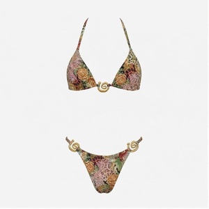 Ensemble bikini 2 pièces à imprimé floral avec bas de maillot string à spirale dorée et haut triangulaire - Product Image 1