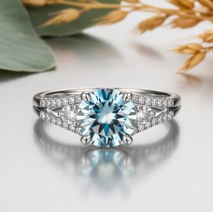 แหวนหมั้นหรูหราประดับเพชรโมอิสซาไนต์ทรง Azura ชุบทองคำ 18K บนตัวเรือนเงินแท้ - Product Image 3