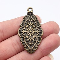 Colgante con Grabado Floral en Relieve de 57x28mm, Aleación de Zinc Plateada Antigua para Centro de Collar Victoriano