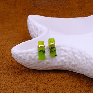 Pendientes de Barra Rectangular de Jade Peridoto Natural de Mohave, Acabado en Oro Latón, Hechos a Mano, Modernos, Minimalistas, Geométricos, para Mujer - Product Image 3