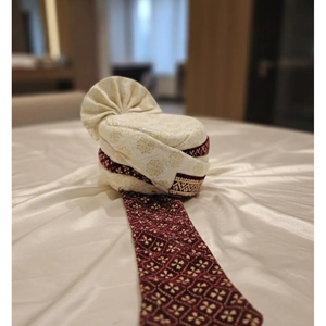 Turbante Safa Real Indio para Novio |   Pagdi de Boda Hecho a Mano con Broche de Perlas - Product Image 2