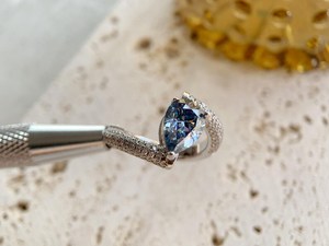 แหวนเพชรโมอิสซาไนต์สีน้ำเงินทรงลูกแพร์ ดีไซน์ไขว้สุดพิเศษ สำหรับผู้หญิง เงินแท้ 925 ของแท้ เหมาะเป็นของขวัญแทนใจสำหรับคนรัก - Product Image 5