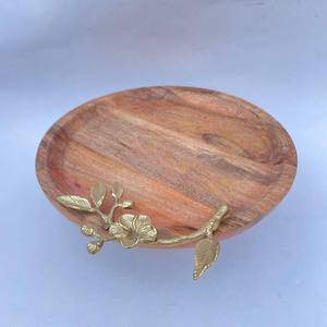 Ce support à gâteau rond en bois présente une branche dorée ornée de fleurs, créant une pièce d'appoint magnifique pour la décoration de la maison. - Product Image 1