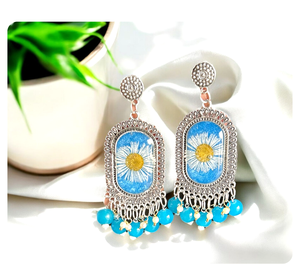 Boucles d'oreilles tendance faites à la main en résine époxy avec fleurs séchées, en métal plaqué argent, style Jhumka, pendantes florales, bijoux ethniques bohèmes vintage - Product Image 5