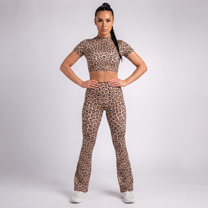 Ensemble de yoga imprimé léopard pour femme : haut court à col roulé et leggings évasés taille haute, 2 pièces en Spandex et Polyester - Product Image 1