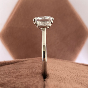 Anillo de compromiso de oro blanco con tres piedras de circonita cúbica talla cojín, anillo de boda vintage de oro macizo de 10K, anillo de propuesta, regalo para ella - Product Image 4