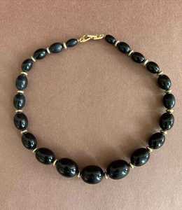 Collier en résine noire perlée, forme ovale, fait main, bijou fantaisie, pièce maîtresse, artisanat en résine - Product Image 6