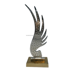Escultura decorativa de aluminio con acabado de níquel y oro para decoración del hogar Escultura de metal Artículos de regalo de Diwali - Product Image 1