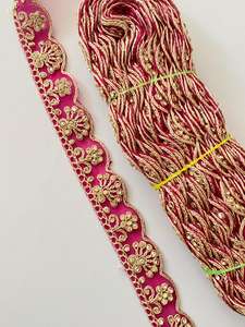 Tissu en dentelle douce 100 % polyester brodé aux motifs floraux complexes pour la décoration de mode haut de gamme - Product Image 3