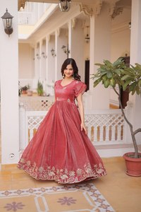 Vestido Largo Anarkali de Estilo Indio Tradicional con Bordado y Dupatta de Diseñador, Listo para Usar - Product Image 5