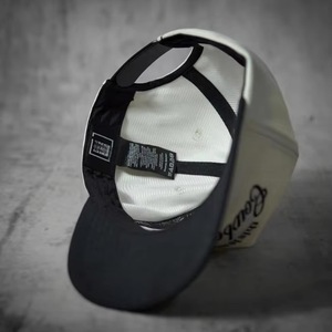 Casquettes de baseball 5 panneaux en tissu sergé de coton, logo brodé personnalisé, 2 tons, pour mariage, événement ou fête, fabrication vietnamienne. - Product Image 4