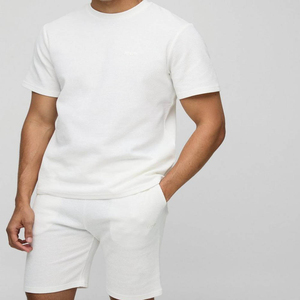 ชุดเสื้อยืดและกางเกงขาสั้นผู้ชายคุณภาพสูง ระบายอากาศได้ดี ดีไซน์ใหม่สำหรับฤดูร้อน ชุดสองชิ้นทรงเข้ารูป เหมาะสำหรับกิจกรรมกลางแจ้ง - Product Image 4