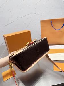 Bolsa Deportiva Impermeable de Piel Sintética de Lujo, Moderna, para Mujer, Diseño de Invierno - Product Image 4