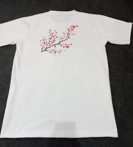 T-shirt personnalisé avec design et logo, manches courtes, couleur blanche unie, 100% coton tricoté, respirant et à séchage rapide. - Product Image 2