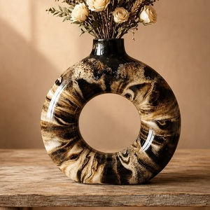 Jarrón de Piso de Hierro y Aluminio Ecológico de Alta Calidad con Diseño Costero Moderno Kraft World, Acabado Dorado Martillado Hecho a Mano, Decorativo - Product Image 6