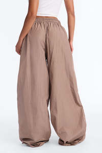 Pantalones de paracaídas anchos de nailon OEM para mujer, con cordón, estilo casual urbano, pantalones para hombre - Product Image 2