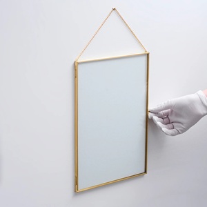 Cadre photo suspendu minimaliste en laiton, support d'affichage photo en métal et verre de qualité supérieure pour décoration murale de salon, exportateur de cadres - Product Image 1