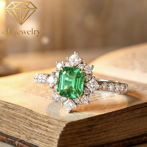 แหวนแต่งงานทรงวินเทจลายดาวกระจาย ทองคำขาว 18K ประดับเพชรแบบไมโครเพฟ ดีไซน์ย้อนยุค สวยหรู ได้รับการรับรองจาก IGI - Product Image 1