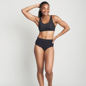 บราโยคะสำหรับผู้หญิง Energize แบบพลิกกลับได้ ลายตาข่าย รองรับสูง สีดำ - Product Image 2