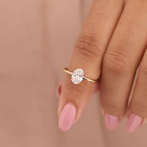 แหวนหมั้นเพชรโมอิสซาไนต์ทรงโซลิแทร์ ดีไซน์คลาสสิกหรูหรา เครื่องประดับเจ้าสาว เงินแท้ 925 ชุบทอง 14K ของขวัญ - Product Image 5