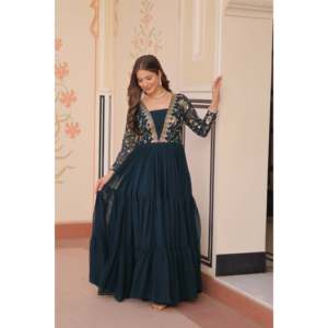 Robe de bal longue brodée de sequins effet fleurissant, ornée de perles de cristal et de plumes - Product Image 4