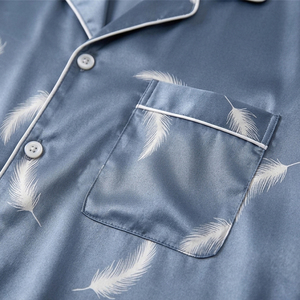 Conjunto de Pijama de Satén Personalizado para Hombre, Camisa de Manga Corta con Botones y Pantalones Cortos con Estampado de Plumas, Ropa de Dormir de Lujo, Venta al Por Mayor, OEM, ODM - Product Image 4
