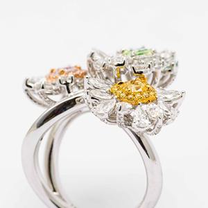 Anillo de Compromiso de Oro Blanco de 14K con Diamante de Corte Cuadrado de 4.76ct, Diseño de Tres Flores en Racimo, Joyería de Lujo - Product Image 5